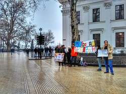 Массовых акций протеста перед Одесским горсоветом не получилось