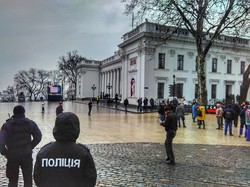 Массовых акций протеста перед Одесским горсоветом не получилось