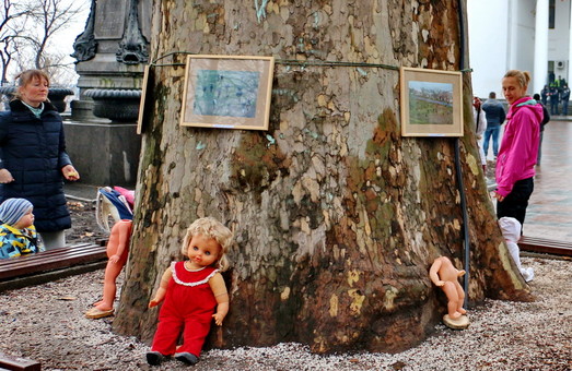 Перед одесской мэрией устроили мемориал  уничтоженным деревьям в виде обезглавленных игрушек (ФОТО)