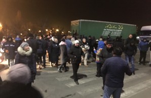 Жители поселка Таирово до ночи перекрывали дорогу у паромной переправы