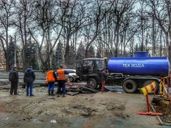 Дорожную яму в центре Одессы пытаются залатать