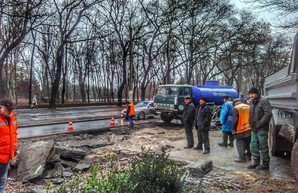 Дорожную яму в центре Одессы пытаются залатать