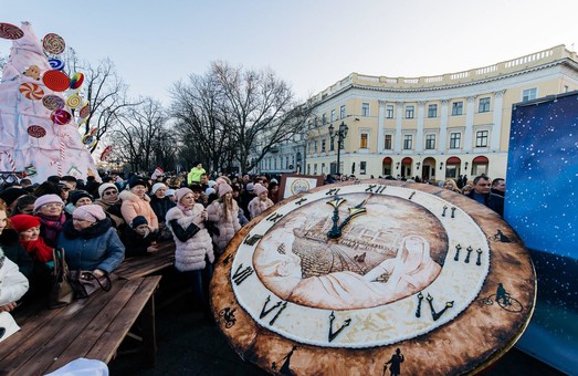 Гигантский торт в виде часов торжественно разрезали на Приморском бульваре