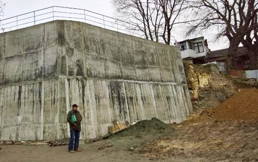 В Одессе завершили ремонт подпорной стены в Ломаном переулке