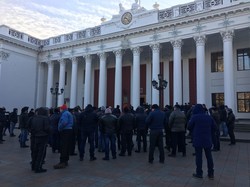 На Думской площади протестуют против роста стоимости проезда в одесских маршрутках (ФОТО)
