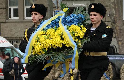 В Одессе возложили цветы к памятнику по случаю Дня соборности Украины