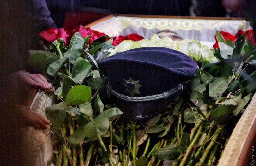Одесситы провели в последний пути полицейского, погибшего в перестрелке