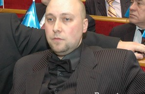 "В розыск его не объявили. Хотел бы сбежать - уехал бы в Австрию, это сейчас модно" - адвокат