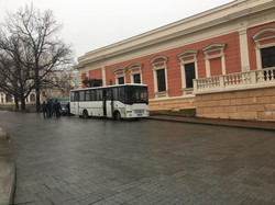 Под Одесским горсоветом уже митингуют (ФОТО)
