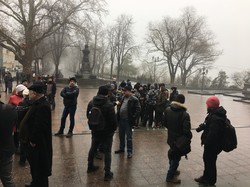 Под Одесским горсоветом уже митингуют (ФОТО)