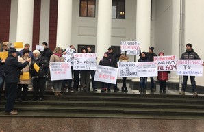 Под Одесским горсоветом уже митингуют (ФОТО)