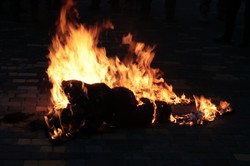 Под российским консульством в Одессе активисты сожгли чучело оккупанта (ФОТО)