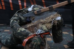 Под российским консульством в Одессе активисты сожгли чучело оккупанта (ФОТО)