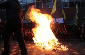 Под российским консульством в Одессе активисты сожгли чучело оккупанта (ФОТО)
