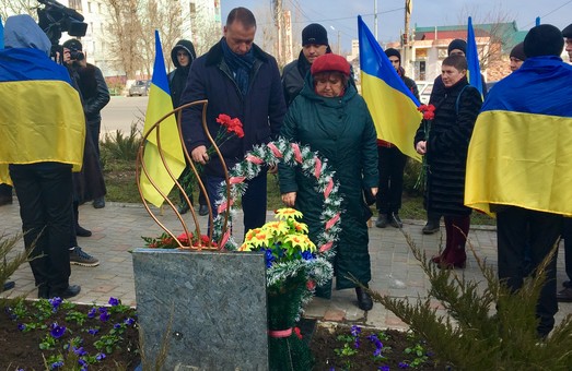 В городе-спутнике Одессы почтили память Небесной сотни