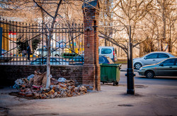 Как в Одессе ремонтируют забор, построенный из старинных пушек (ФОТО)