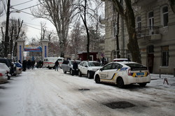 Захват одесского санатория: вооруженные люди не пускали начальника полиции (ФОТО, ВИДЕО)