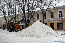 Одессу накрыла метель: пустые улицы, котики и огромные сугробы