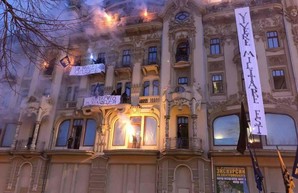 По центру Одессы прошел марш с файерами