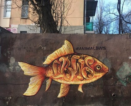 Огромная золотая рыбка поселилась на стене в центре Одессы