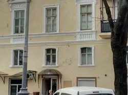 Не прошло и полгода: после ремонта с фасада дома Папудова отлетает краска