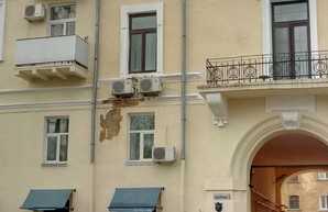 Не прошло и полгода: после ремонта с фасада дома Папудова отлетает краска