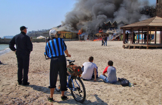В Одессе горит ресторан на пляже