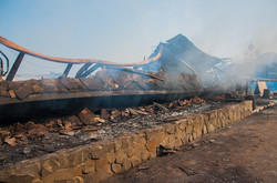 От ресторана на пляже после пожара остались дымящиеся руины (ФОТО)