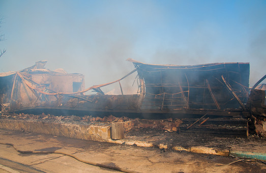 От ресторана на пляже после пожара остались дымящиеся руины (ФОТО)