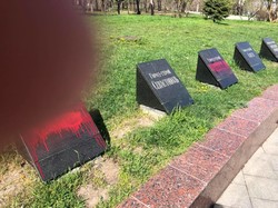 Националисты из «С14 Одесса» осквернили захоронения героев на Аллее Славы (ФОТО)