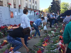 В Одессе на Куликовом поле вспоминают погибших, возлагают цветы и возмущаются флагом украинских националистов (ФОТО)