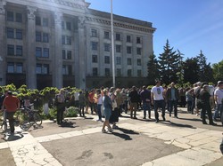 В Одессе на Куликовом поле вспоминают погибших, возлагают цветы и возмущаются флагом украинских националистов (ФОТО)