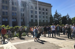 В Одессе на Куликовом поле вспоминают погибших, возлагают цветы и возмущаются флагом украинских националистов (ФОТО)