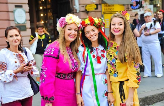 Мегамарш в вышиванках, тест на знание английского и парусная регата: в Одесской области отпразднуют День Европы