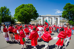 В Одессе исполнили болгарский национальный танец Хоро (ФОТО)