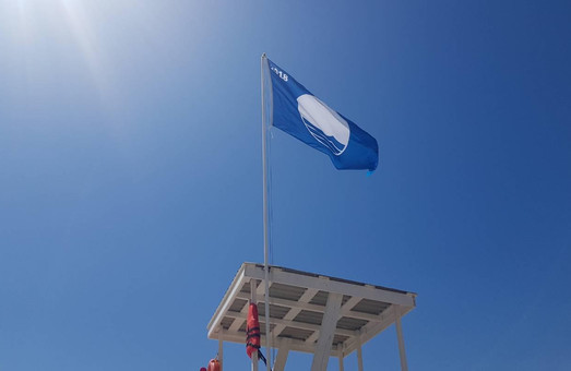 Над пляже в Фонтанке под Одессой подняли «Голубой флаг»