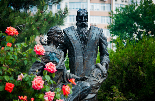 Фото дня: памятник основателям славянской письменности в Одессе