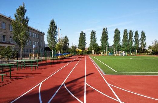 На трех школьных стадионах Одессы закончили ремонт