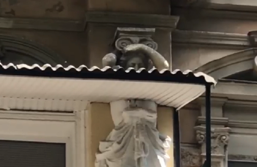 В центре Одессы повредили статую кариатиды