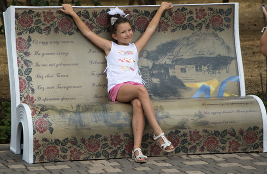 В центральном парке Одессы появились литературные скамейки