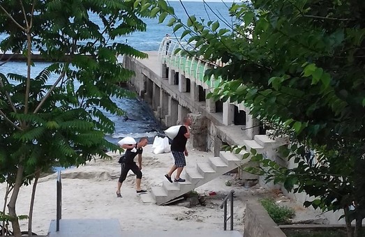 В Одессе с общественного пляжа воруют песок