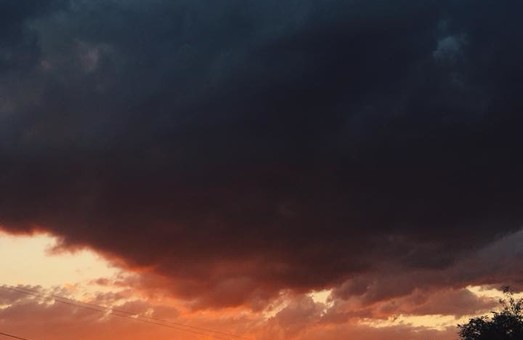 Фото дня: закат над одесской Слободкой