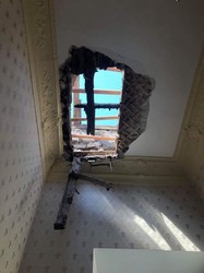 Жильцам квартиры в центре Одессы угрожает зимовка с дырой в небо