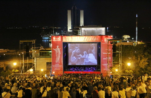 Смотреть кино на Потемкинской лестнице собрались тысячи одесситов (ФОТО)