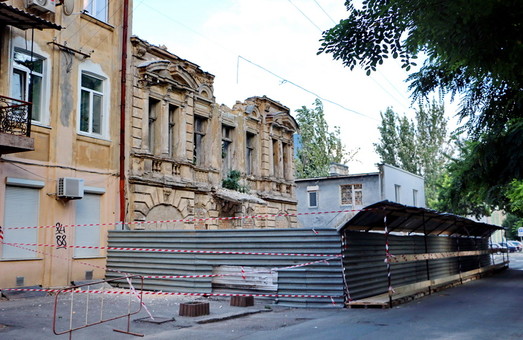 В центре Одессы сносят старый дом - бывший памятник архитектуры (ФОТО, обновлено)