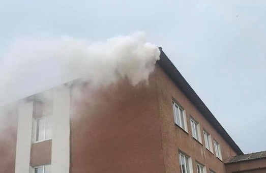 В Одесской области еще одна школа загорелась от удара молнии