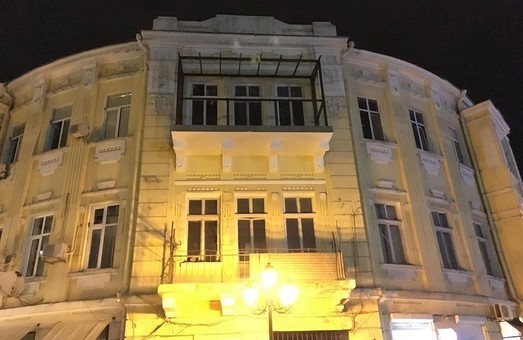 Одесская мэрия таки увидела строящийся балкон на памятнике архитектуры