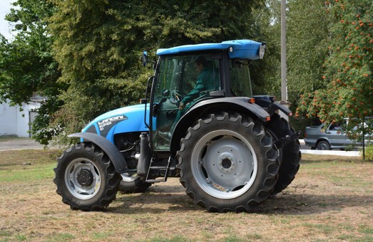 Впервые за 27 лет один из аграрных лицеев Одесской области получил новый трактор