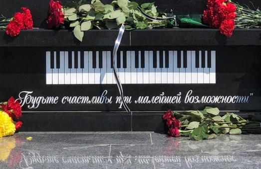 Памятник в виде рояля установлен на могиле одесского джазмена Юрия Кузнецова