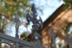 На ограде «пушечного забора» одесского артучилища установлены ворота (ФОТО)